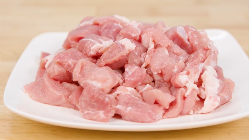 Chuẩn bị 800gr thịt heo được cắt nhỏ