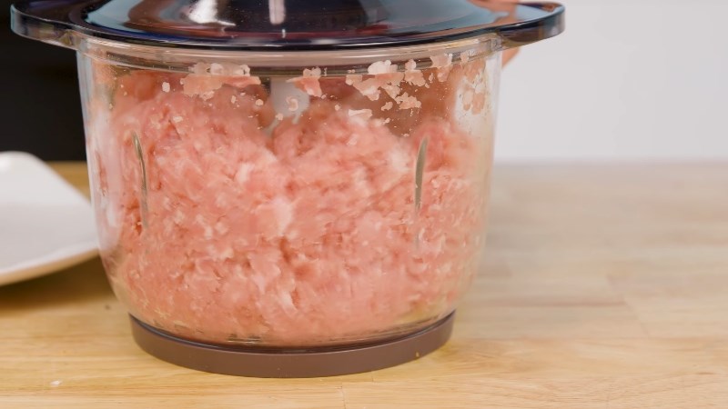 Nhấn giữ n&uacute;t tốc độ 2 để xay thịt bằng m&aacute;y xay thịt Bear QSJ-D03P3