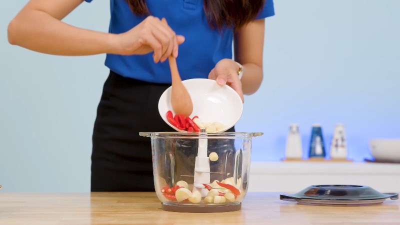 Cho tỏi ớt v&agrave;o m&aacute;y xay thịt Bear QSJ-D03P3