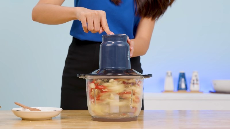 Xay tỏi ớt bằng m&aacute;y xay thịt Bear QSJ-D03P3