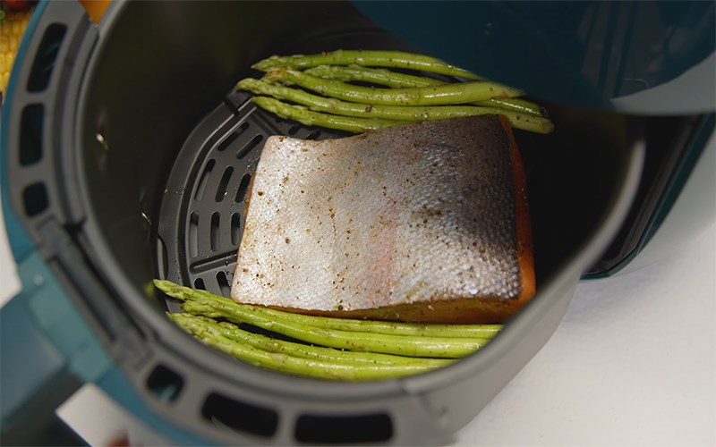 Cho c&aacute;, măng t&acirc;y v&agrave;o nồi chi&ecirc;n kh&ocirc;ng dầu Bear QZG-A14D