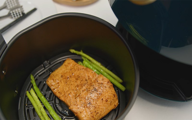 C&aacute; hồi được nướng ch&iacute;n bằng nồi chi&ecirc;n kh&ocirc;ng dầu Bear QZG-A14D