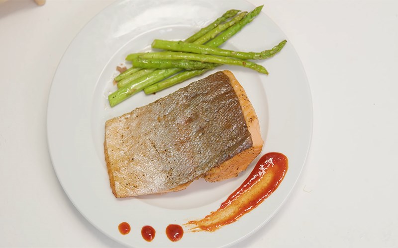 C&aacute; hồi nướng bằng nồi chi&ecirc;n kh&ocirc;ng dầu Bear QZG-A14D 