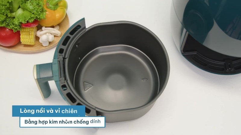 Lồng nồi và vỉ chiên chống dính của nồi chiên không dầu Bear QZG-A14D1 