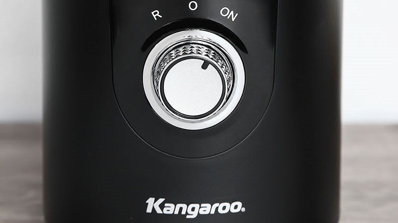Bảng điều khiển của m&aacute;y &eacute;p chậm Kangaroo KG1B8