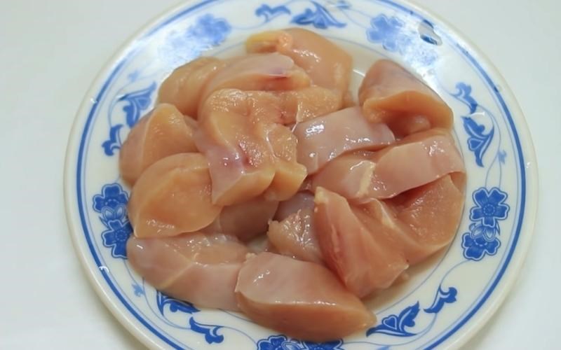 Sơ chế g&agrave; v&agrave; cắt g&agrave; th&agrave;nh những khối nhỏ vừa ăn