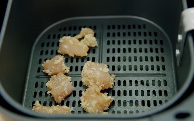 D&agrave;n trải g&agrave; đ&atilde; được sơ chế đều khắp rổ chi&ecirc;n