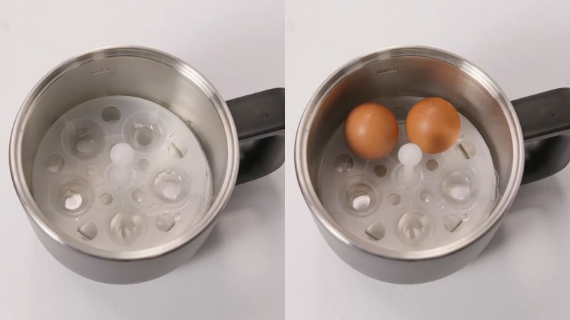 Đặt khay hấp vào nồi lẩu điện Lock&Lock EJP116BLK và cho trứng lên khay