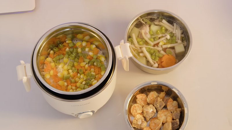 Th&agrave;nh phẩm hấp t&ocirc;m thịt, nấu cơm v&agrave; canh rau củ bằng hộp cơm điện Lock&Lock EJR226IVY