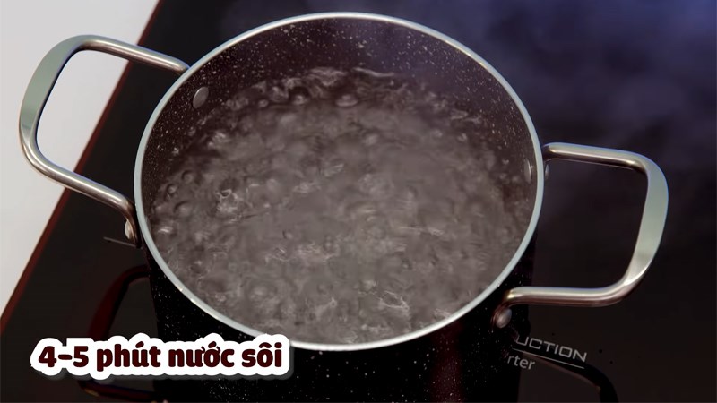 Th&agrave;nh phẩm nước đ&atilde; được đun s&ocirc;i tr&ecirc;n bếp từ Pramie PRTH-3201