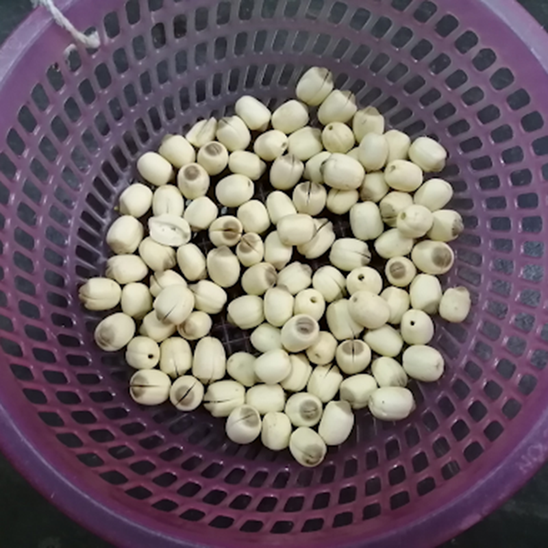 Bước 1 Sơ chế các nguyên liệu Chè hạt sen đậu xanh