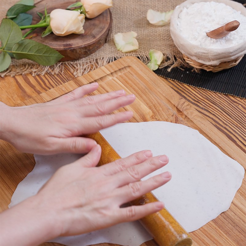Bước 2 Cán bột, tạo khuôn cánh hoa Há cảo hoa hồng