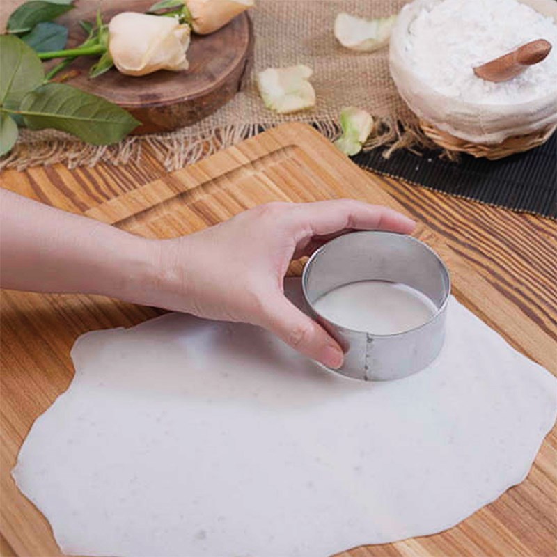 Bước 2 Cán bột, tạo khuôn cánh hoa Há cảo hoa hồng