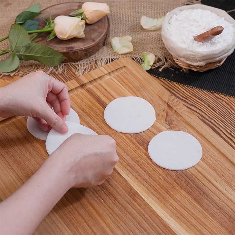 Bước 2 Cán bột, tạo khuôn cánh hoa Há cảo hoa hồng