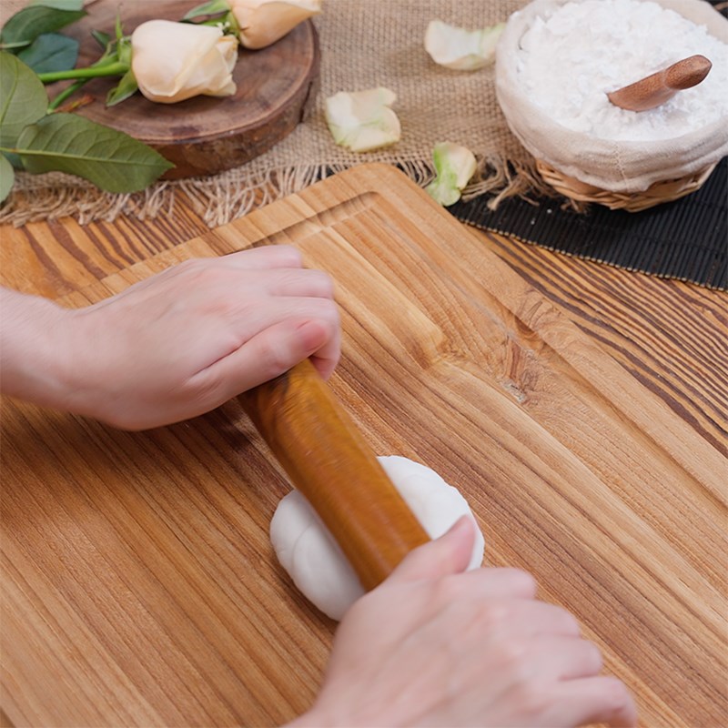 Bước 2 Cán bột, tạo khuôn cánh hoa Há cảo hoa hồng