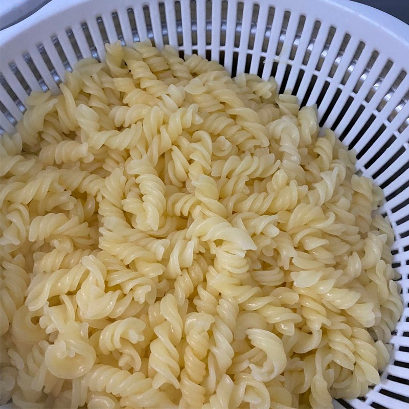 Bước 3 Luộc nui Nui xào bò sốt cà chua