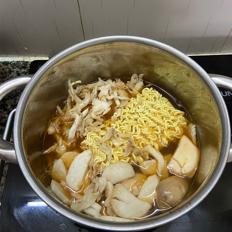 Bước 3 Nấu mì cay chay Mì cay chay bột ớt