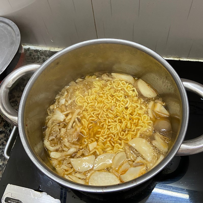 Bước 3 Nấu mì cay chay Mì cay chay bột ớt