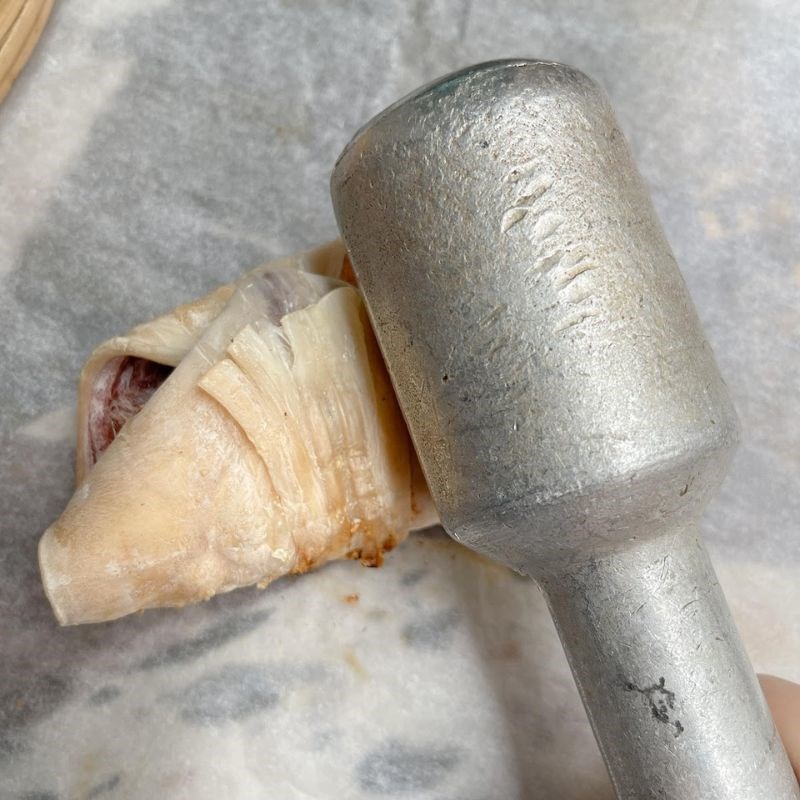 Bước 2 Nướng và xé nhỏ khô mực Mực khô rim sa tế