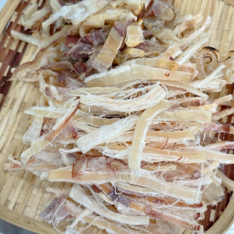 Bước 2 Nướng và xé nhỏ khô mực Mực khô rim sa tế