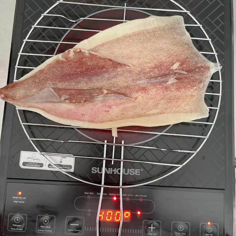 Bước 2 Nướng và xé nhỏ khô mực Mực khô rim sa tế