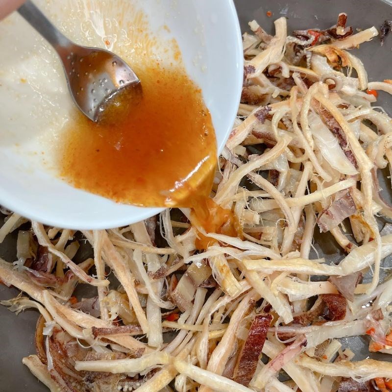 Bước 3 Rim khô mực Mực khô rim sa tế