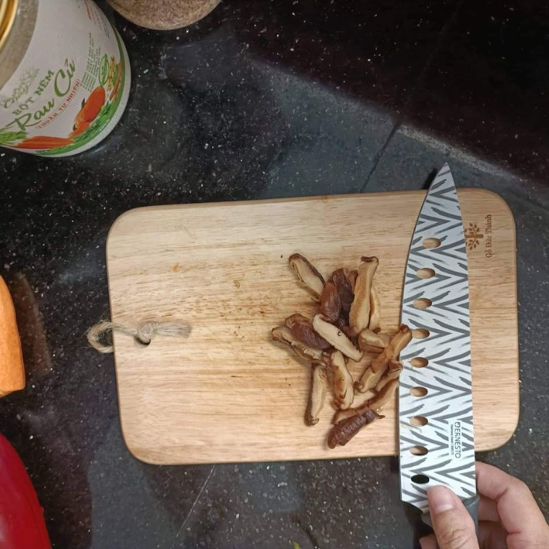 Bước 1 Sơ chế nguyên liệu Mì quảng xào chay