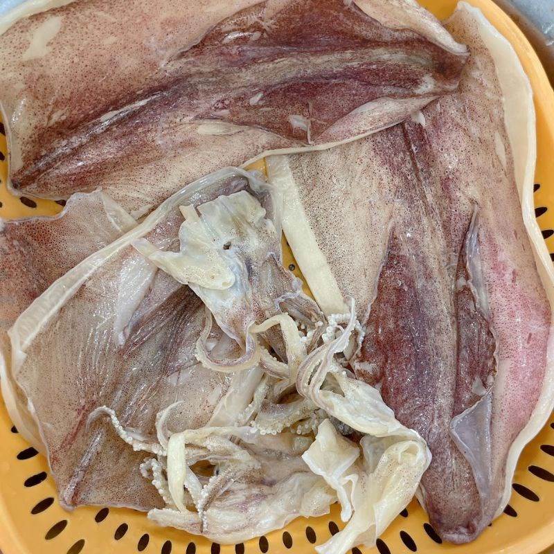 Bước 1 Sơ chế nguyên liệu Mực khô rim sa tế