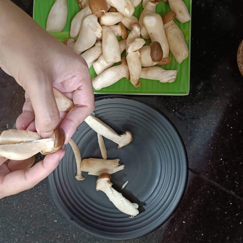 Bước 1 Sơ chế nguyên liệu Nấm đùi gà kho sả ớt