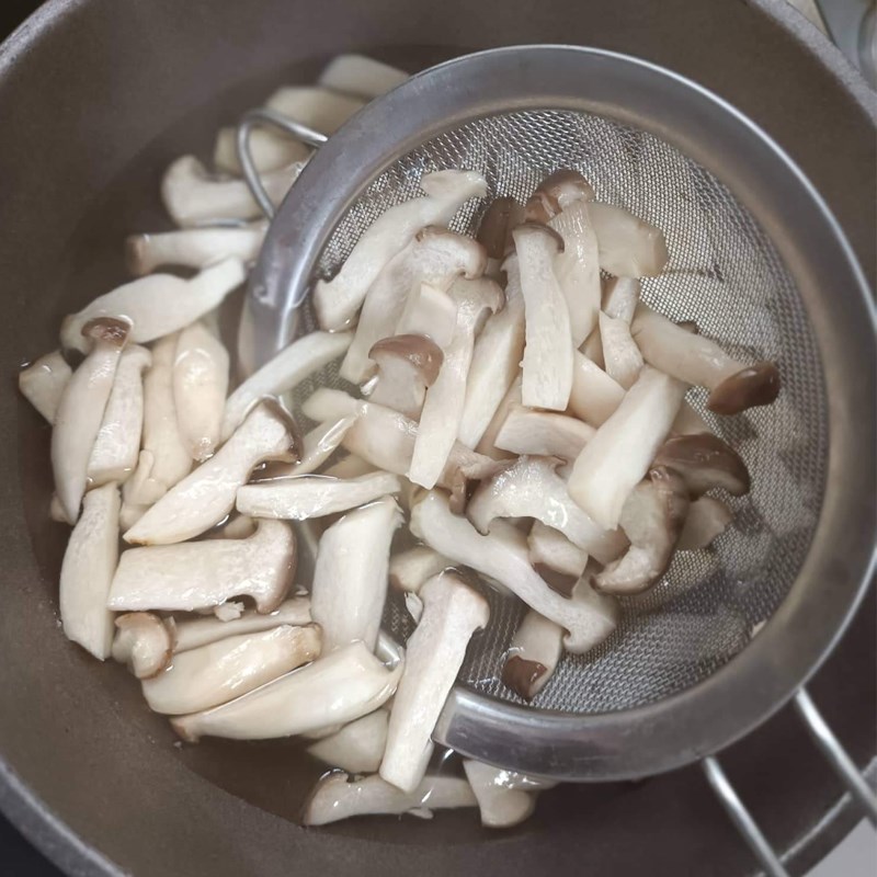 Bước 1 Sơ chế nguyên liệu Nấm đùi gà kho sả ớt