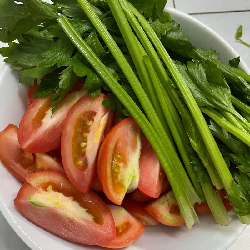Bước 1 Sơ chế nguyên liệu Nui xào bò sốt cà chua