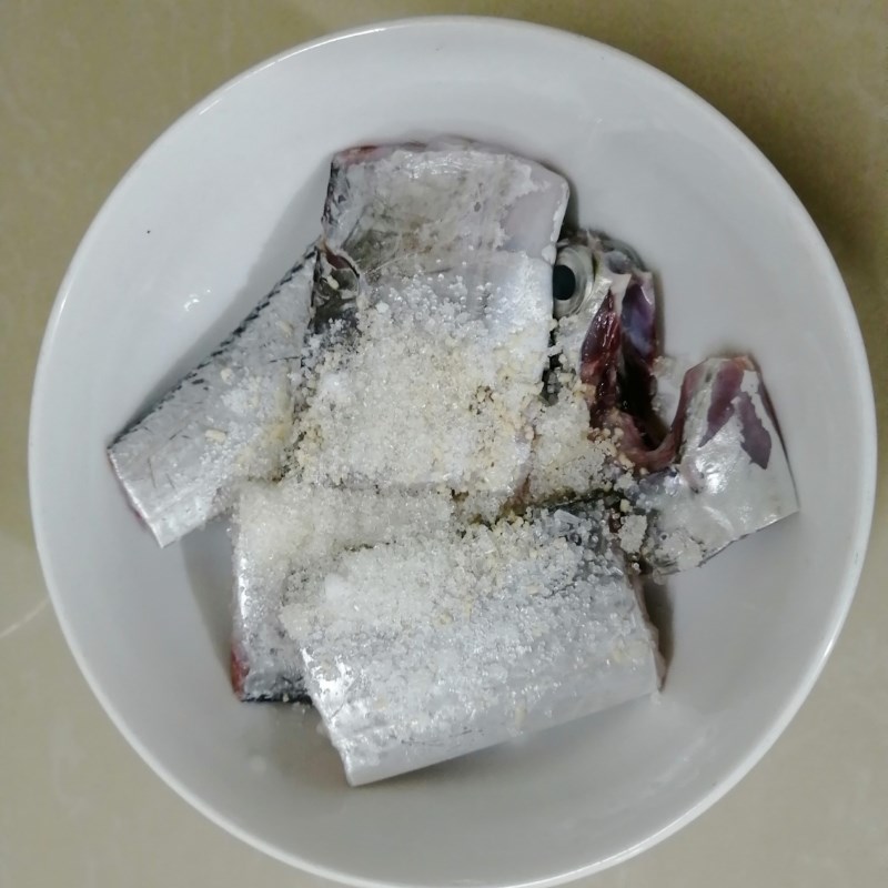 Bước 1 Sơ chế và ướp cá Cá hố chiên giòn