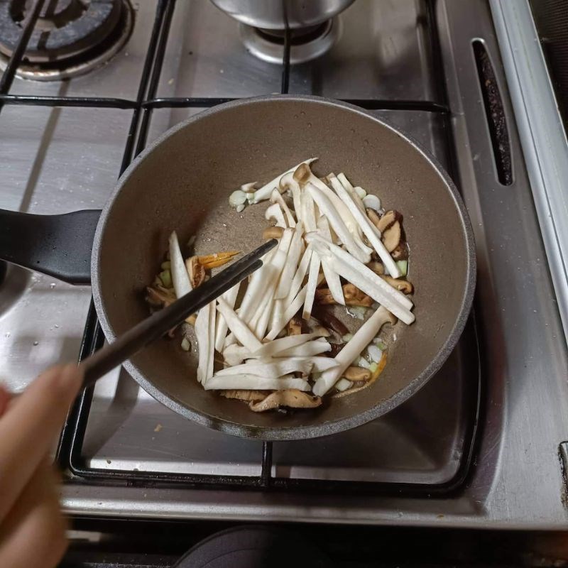 Bước 2 Xào rau củ Mì quảng xào chay