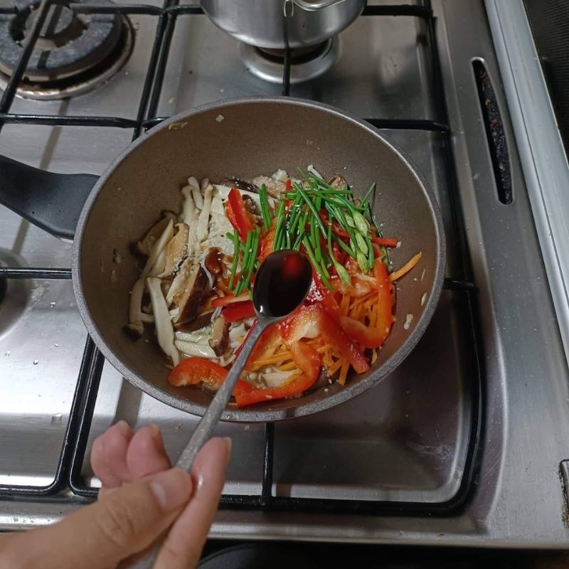 Bước 2 Xào rau củ Mì quảng xào chay