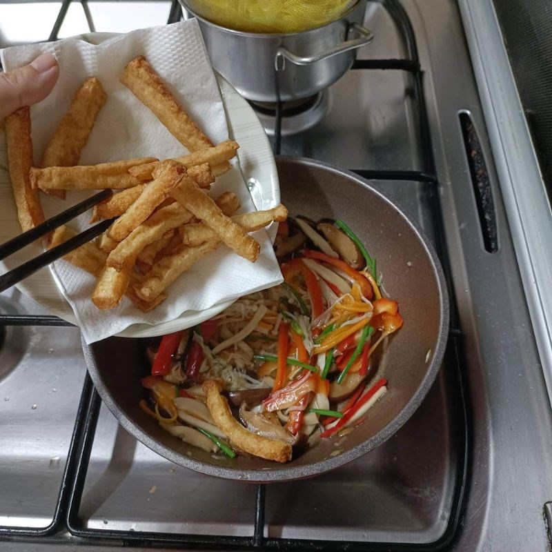 Bước 2 Xào rau củ Mì quảng xào chay