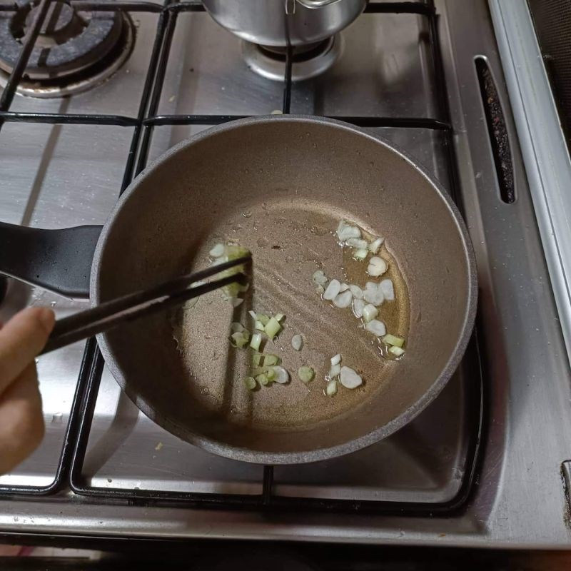 Bước 2 Xào rau củ Mì quảng xào chay