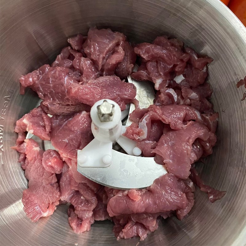 Bước 2 Xay cà chua và thịt bò Nui xào bò sốt cà chua
