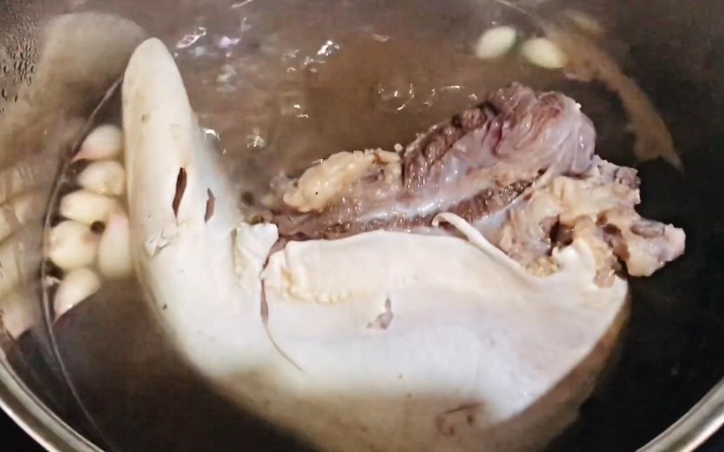 Bước 2: Luộc lưỡi b&ograve;