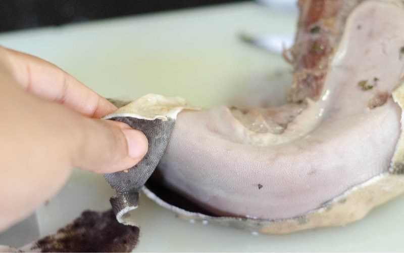 Bước 3: B&oacute;c t&aacute;ch lớp vỏ trắng ngo&agrave;i lưỡi b&ograve;