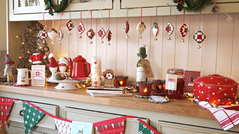 Thay đổi dụng cụ ăn uống c&ugrave;ng với t&ocirc;ng m&agrave;u tạo kh&ocirc;ng kh&iacute; noel