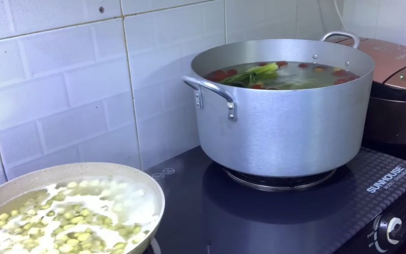 Nếu chè dưỡng nhan trên bếp ga