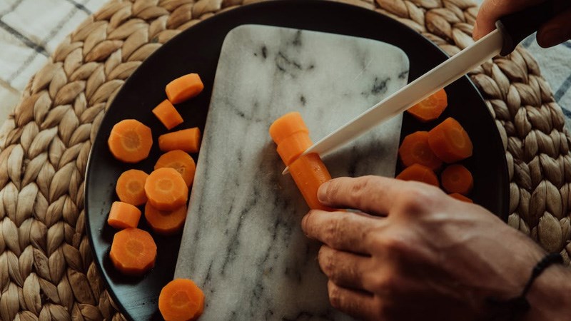 Cắt nhỏ c&aacute;c loại củ quả để nấu nhanh ch&iacute;n hơn