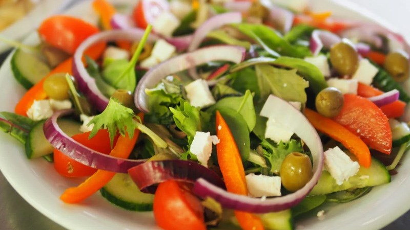 Salad giữ được độ tươi ngon m&agrave; kh&ocirc;ng bị h&eacute;o hay ngấm nước