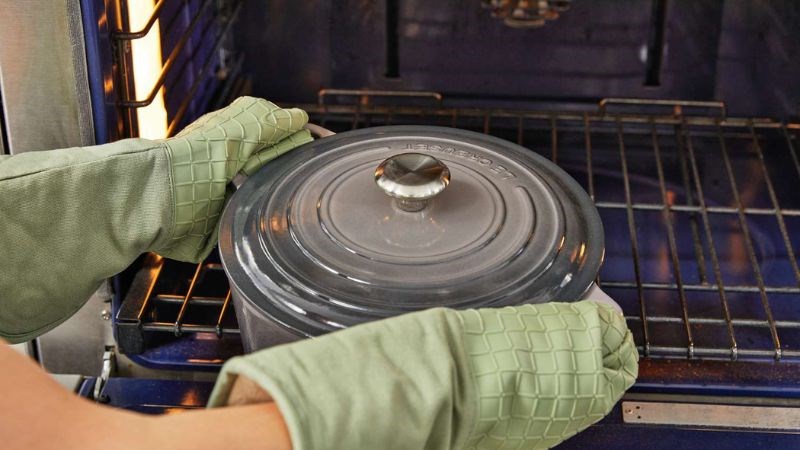 N&ecirc;n d&ugrave;ng bao tay d&agrave;y khi di chuyển nồi mới nấu xong