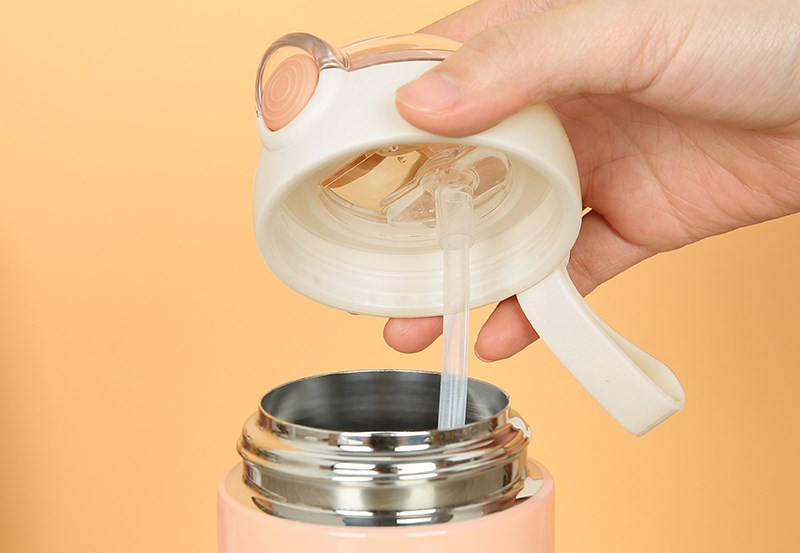 Trang bị ống h&uacute;t Silicone an to&agrave;n, tiện lợi 