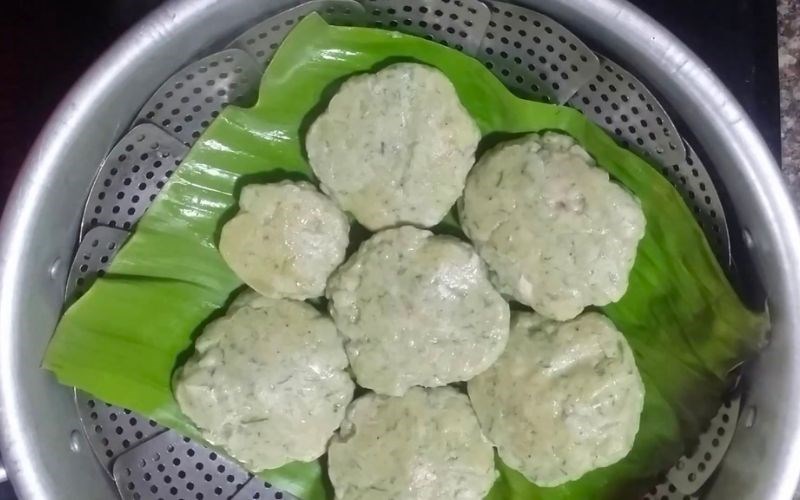 Chả c&aacute; sau khi hấp bỏ lớp m&agrave;ng bọc thực phẩm ra v&agrave; để nguội sau đ&oacute; đem chi&ecirc;n