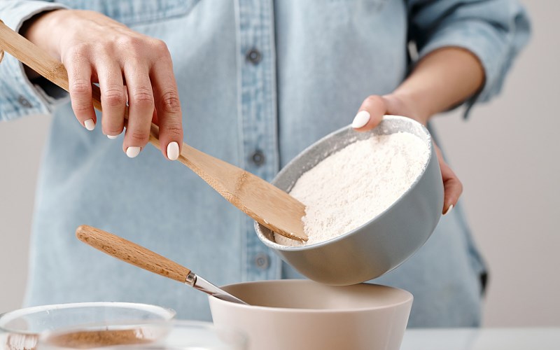 Âu và phới dẹt là dụng cụ hỗ trợ trộn bột làm bánh macaron
