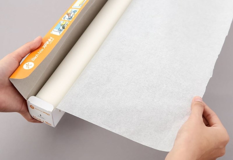 N&ecirc;n l&oacute;t lớp giấy chống d&iacute;nh v&agrave;o dưới đ&aacute;y khu&ocirc;n