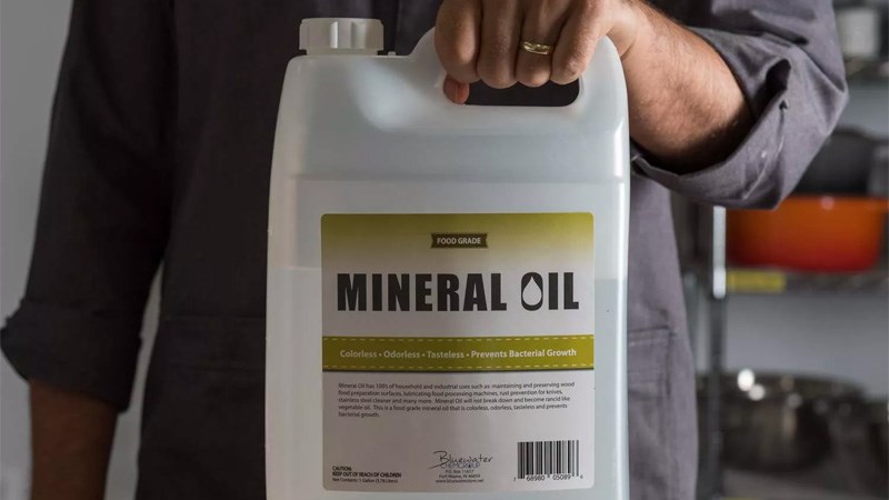 Dầu kho&aacute;ng l&agrave; một sản phẩm thu được trong chưng cất dầu mỏ