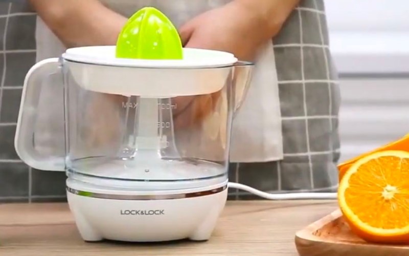 Cắm điện v&agrave; bật c&ocirc;ng tắc m&aacute;y để sử dụng